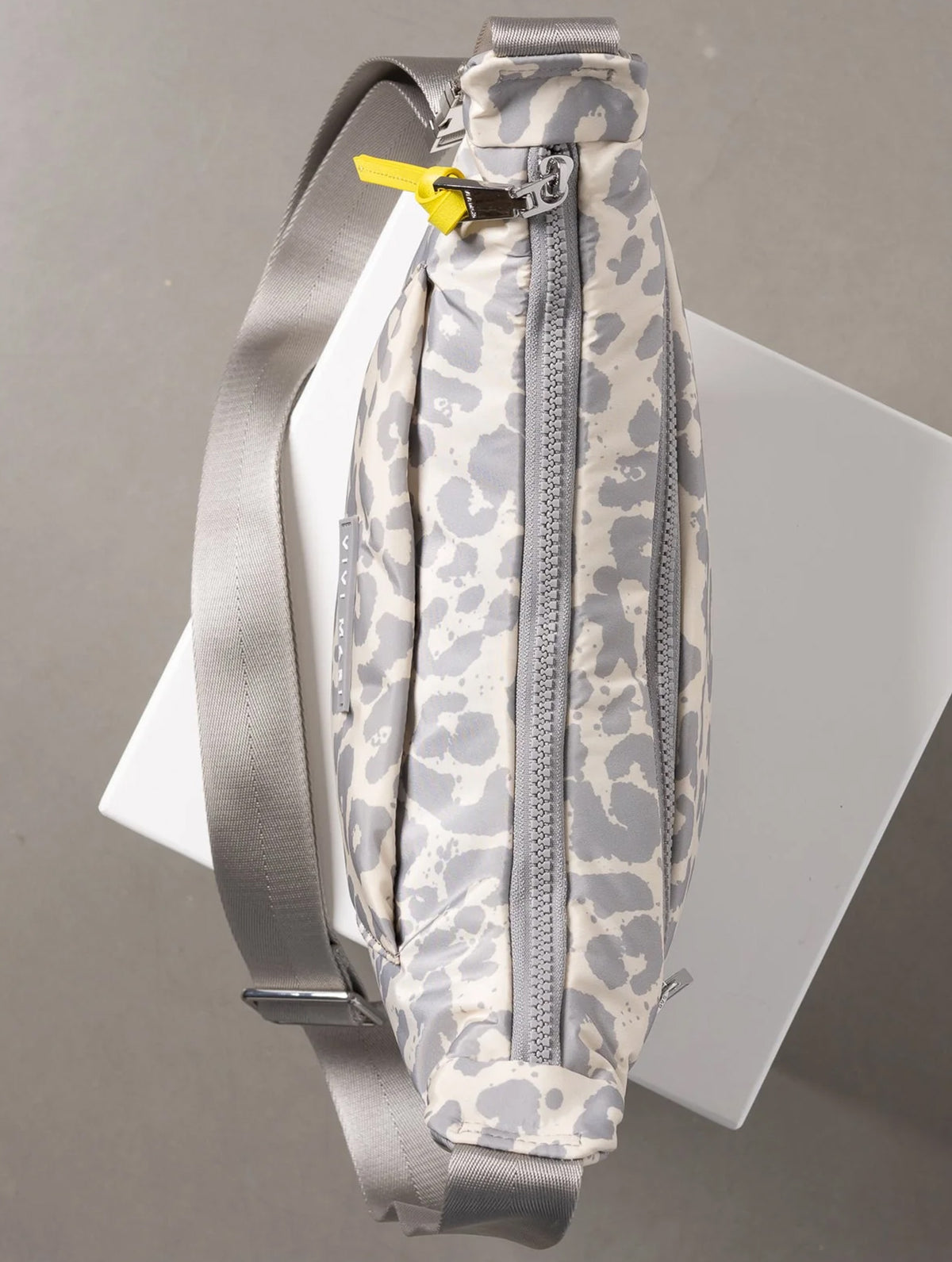 Padded Hip Bag Medium - Leo Splashes Grey/Sand
