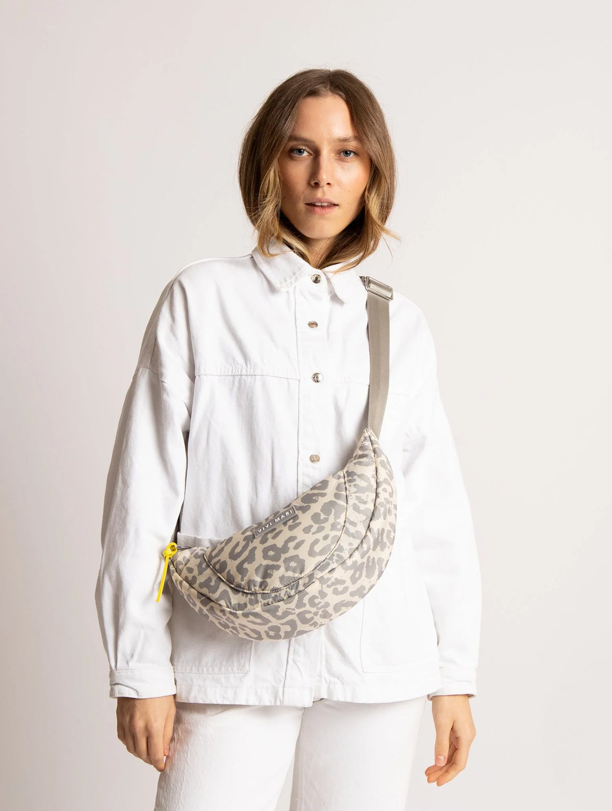 Padded Hip Bag Medium - Leo Splashes Grey/Sand
