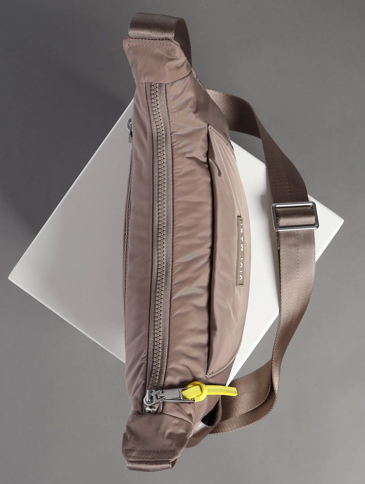Padded Hip Bag Medium - Dark Mushroom