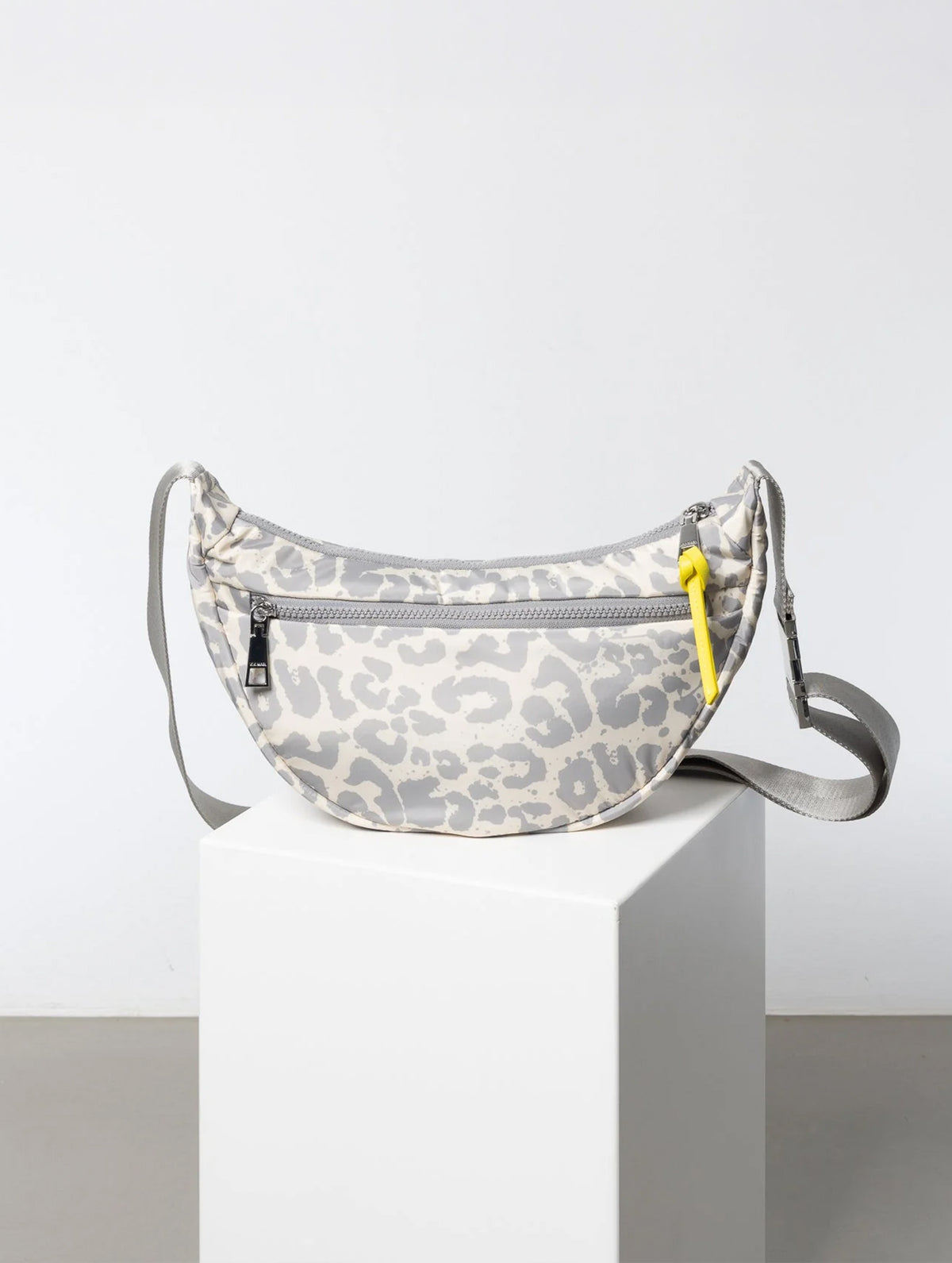 Padded Hip Bag Medium - Leo Splashes Grey/Sand