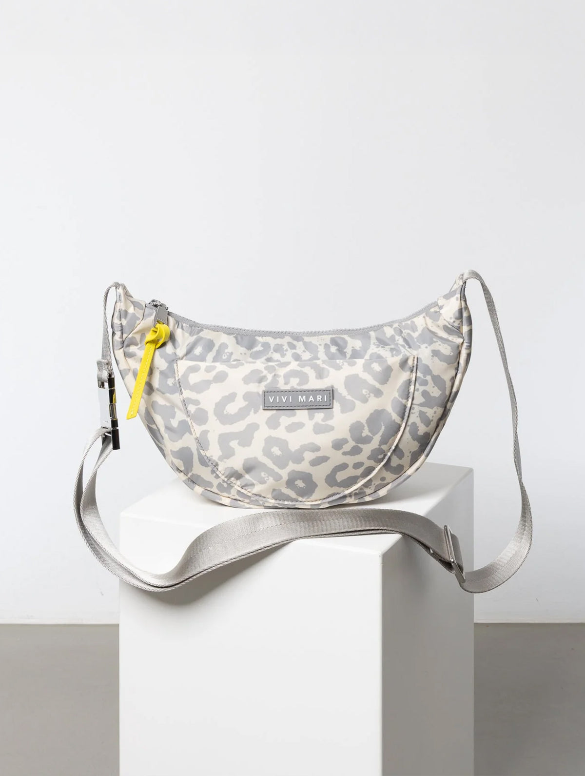Padded Hip Bag Medium - Leo Splashes Grey/Sand